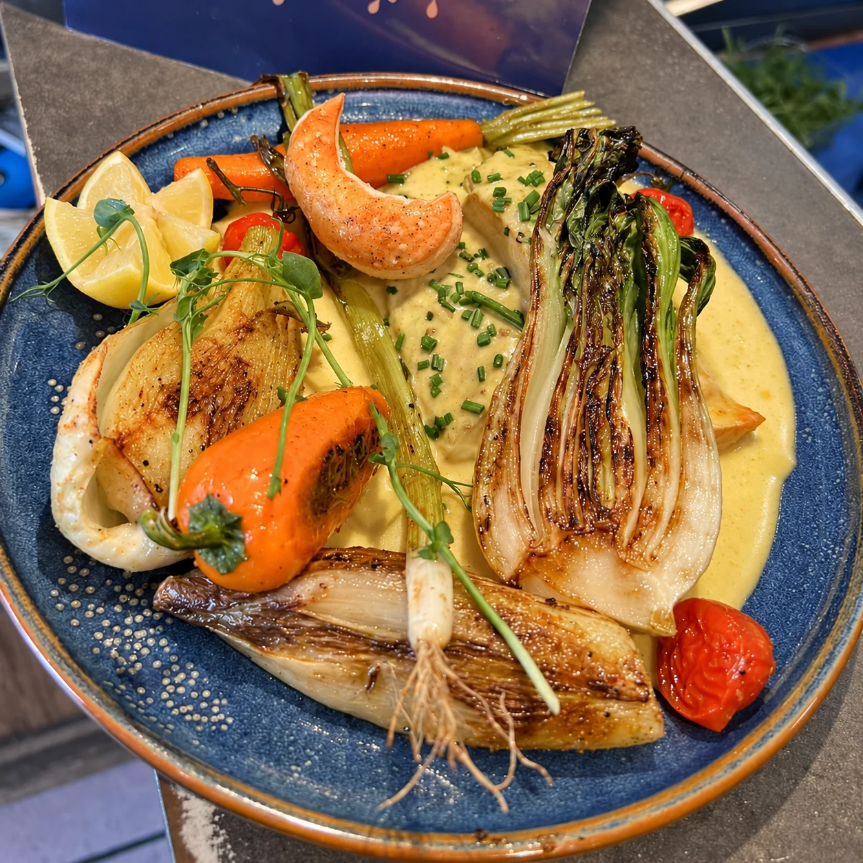 Poisson, légumes rôtis et sauce de L’Indigo